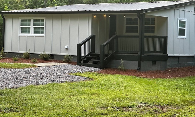 Dalton Casa | Newly remodeled Clean and neat home away from home!