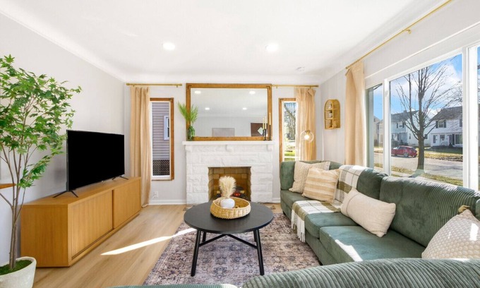 Parma Heights Apartamento | Newly Remodeled Home With a Game Room!