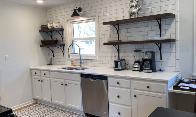 Rochester Casa | Brillante y alegre casa de tres dormitorios recientemente remodelada de mediados de siglo
