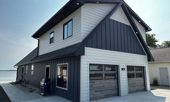 Hayes Casa | ~ NEWLY REMODELED~ Spacious 4-bedroom house with WiFi on beautiful Storm Lake