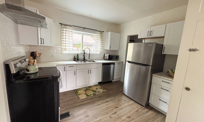 West Salem Casa | Newly Rennovated! Modern Century Charm