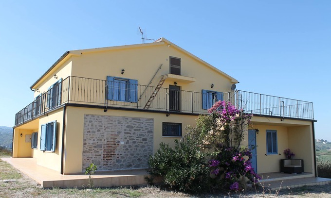 Montefino Casa | Casa de campo recientemente renovada con piscina - vistas al mar y montañas