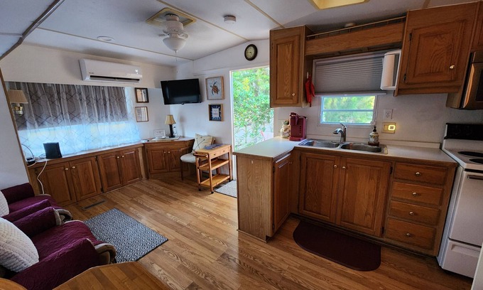 Homosassa Casa | 1 DORMITORIO QUEEN / 1 BAÑO ADULTO PRIVADO VUELTA A MANERAS !!