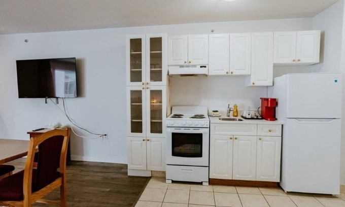 Red Deer Apartamento | Newly renovated 2 Queen suite with Kitchenette