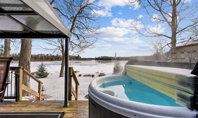 Trent Hills Cabaña | Newly renovated 4 season, 3-bedroom Cottage with Hot Tub!