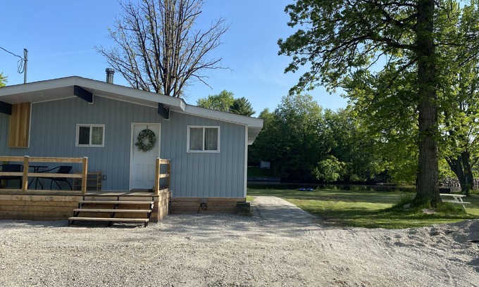 Severn Bridge Cabaña | Newly Renovated Cozy Waterfront Muskoka Cottage