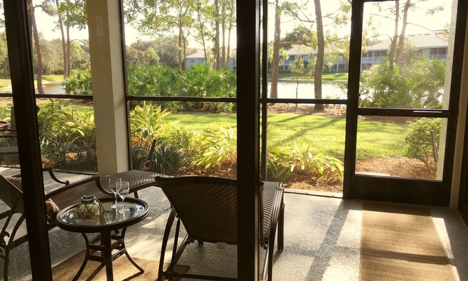 Bonita Bay Condominio | Gran unidad de esquina actualizada. Vistas al lago, playa privada, piscina, spa y bicicletas