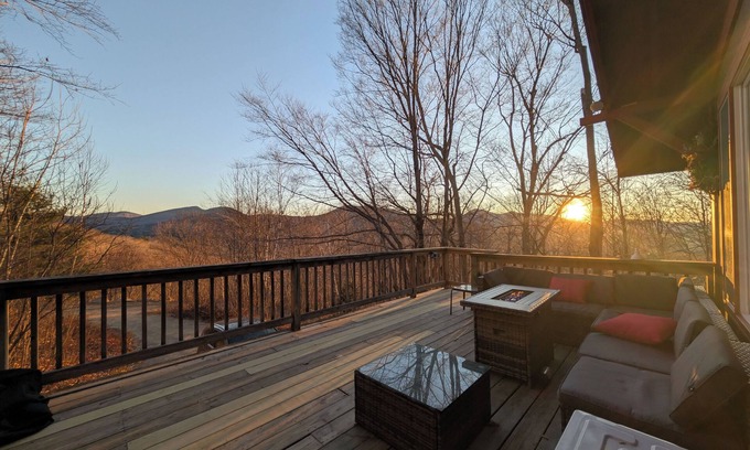 Bartlett Apartamento | Newly Renovated Charming 2-bedroom Hillside Chalet Apartment