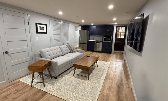 Bloomingdale Apartamento | Newly Renovated English Basement Apartment in Beautiful Bloomingdale