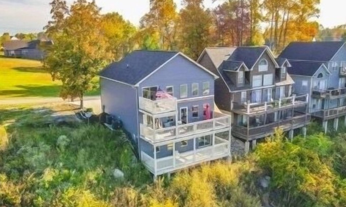 Somerset Casa | Newly Renovated ‘Harborview’ overlooking Lee’s Ford Marina on Lake Cumberland