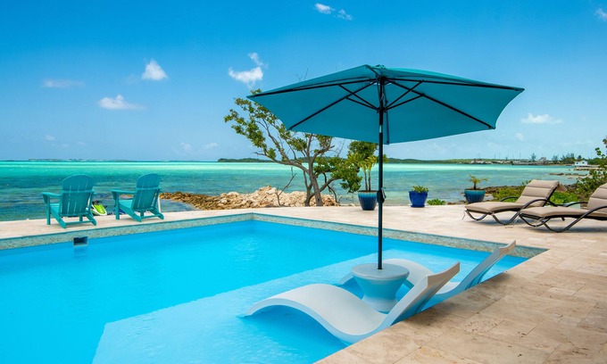 George Town Villa | Villa de lujo frente al agua recientemente renovada
