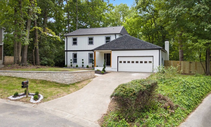 Charlotte Casa | Newly Renovated Luxury 4-bedroom house in lovely Charlotte with WiFi and AC