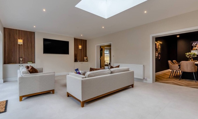 West Runton Casa | Newly Renovated Luxury Property between Cromer & Sheringham with Hot tub