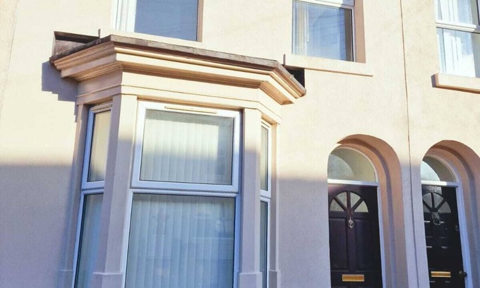 Everton Casa | Newly renovated, modern home close to LFC Stadium. Great Value.