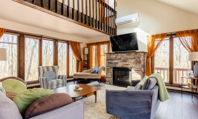 Jim Thorpe Cabina | Newly renovated mountain escape near hiking/skiing/lakes/shops/restaurants