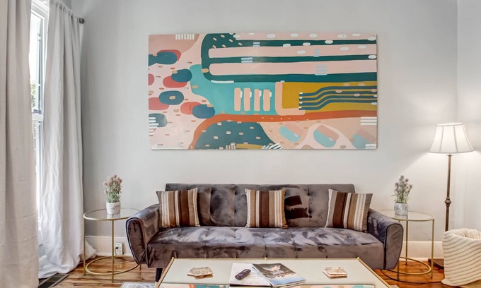 Midtown Apartamento | Newly Renovated ☆ Pet-friendly w/ Back Yard ☆ Victorian District ☆ Park Side