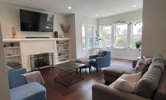 Edgewater Apartamento | Newly Renovated, Spacious 2BR in Andersonville with Private Parking