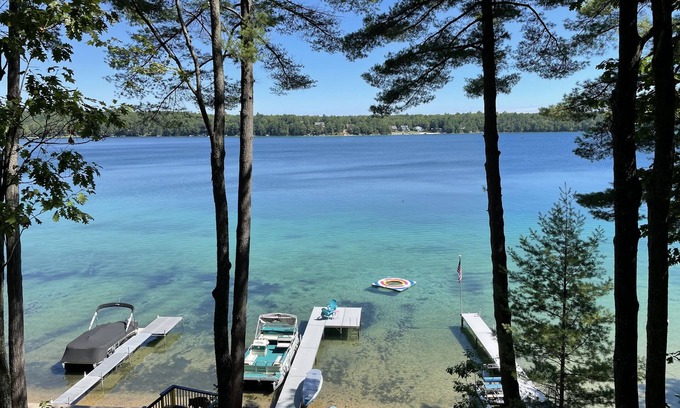 Kalkaska Cabaña | Casa de vacaciones recientemente renovada en Crystal Clear Bear Lake.