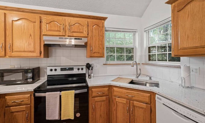 Shawnee Casa | Newly Updated Gem in Shawnee, Kansas: Your Ideal Short-Term Rental Retreat!