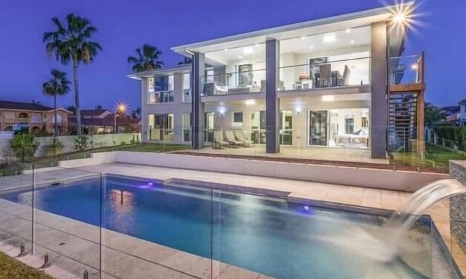 Newport Casa | Newport Luxury House with Pool