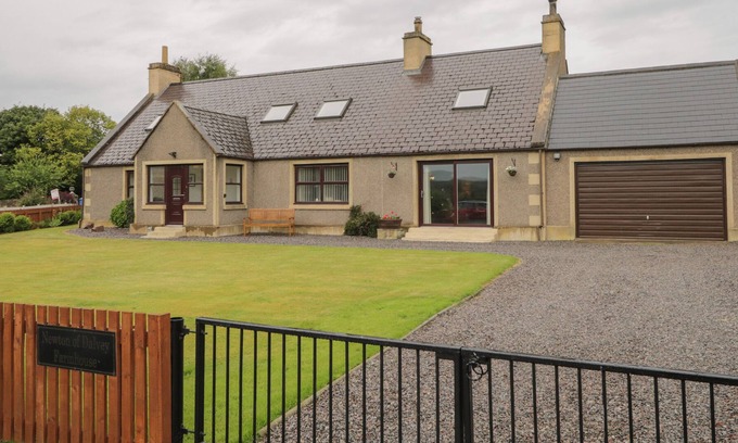 Forres Casa | NEWTON OF DALVEY FARMHOUSE, pet friendly, with open fire in Forres