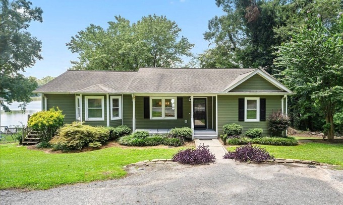 Anderson Casa | nExperience Serenity on Broadway Lake in this beautiful 3 bedroom home