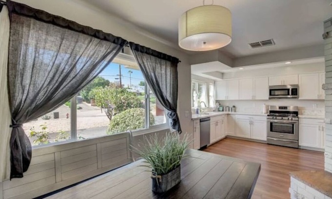 Kit Carson Casa | Next to Safari / Hollywood Driveway / Backyard Oasis