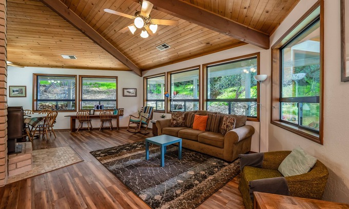 Three Rivers Casa | Junto a la entrada al parque nacional Sequoia y admite mascotas