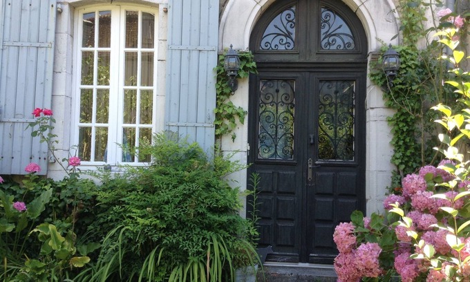 Salies-de-Bearn Casa | En siguiente conjunto de pisos primer piso de un edificio histórico encantador y céntrico