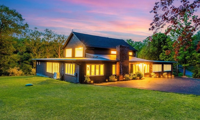 East Durham Casa | Hot Tub, Game Room, Sauna, Tennis Court, Pond