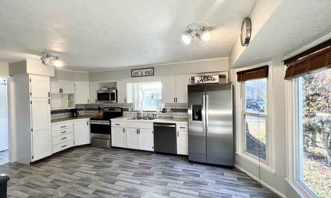 Grandview Casa | Nice and Large House Near Longview lake