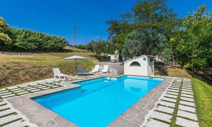 Rosignano Marittimo Villa | Hermoso apartamento en villa para 10 personas con piscina, TV y mascotas permitida