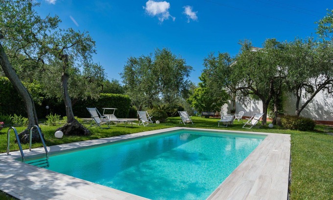 Monade Santa Lucia Villa | Acogedor apartamento en villa con piscina, WIFI, TV, patio, mascotas permitida y vista panorámica