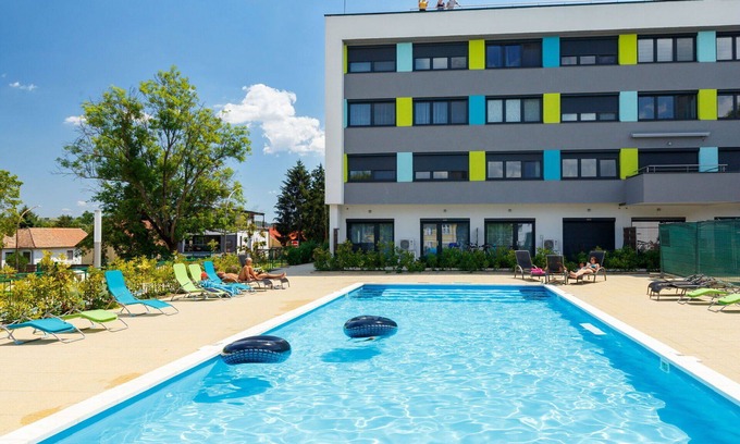 Balatonfoldvar Apartamento | Bonito apartamento para 4 personas con piscina, A/C, WIFI, TV y terraza
