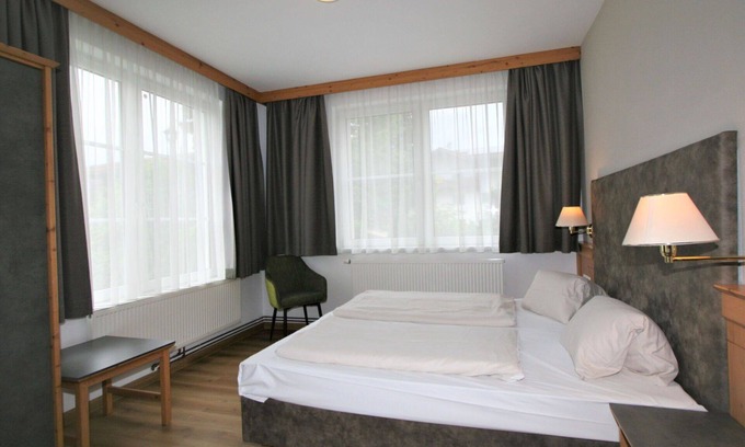 Stumm Apartamento | Bonito apartamento para 10 personas con WIFI, piscina, TV, terraza y mascotas permitida