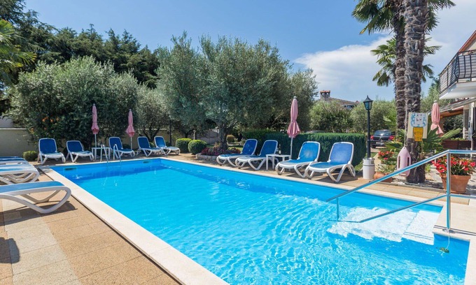 Kosinozici Apartamento | Bonito apartamento para 3 personas con A/C, piscina, WIFI, TV, terraza y mascotas permitida