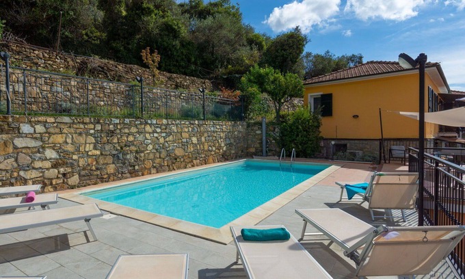 Pietrabruna Apartamento | Bonito apartamento para 18 personas con piscina privada, WIFI, TV, patio y vista panorámica