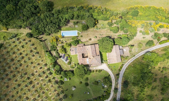 Radicondoli Apartamento | Bonito apartamento para 4 personas con A/C, WIFI, piscina, TV, balcón y vista panorámica