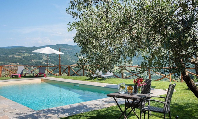 Pontassieve Casa | Bonito apartamento en villa para 6 personas con A/C, WIFI, piscina, TV, patio y vista panorámica