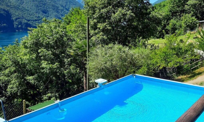 Porlezza Casa | Hermoso apartamento en villa para 4 personas con piscina, WIFI, TV, patio y mascotas permitida