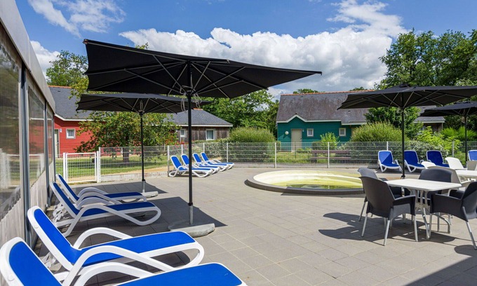 Saumur Casa | Precioso apartamento en villa con piscina, internet, TV, terraza y mascotas permitida