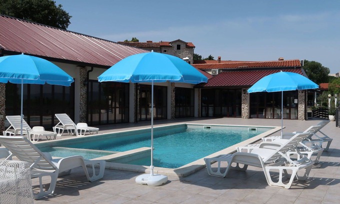 Krsan Villa | Precioso apartamento en villa para 6 personas con A/C, piscina, WIFI, TV, patio y mascotas permitida