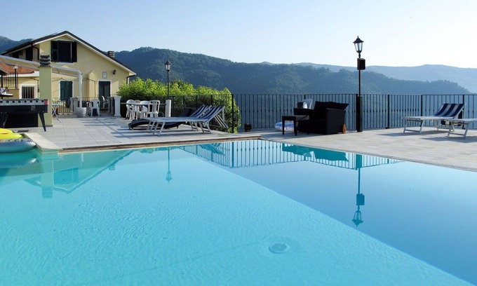Valloria Apartamento | Precioso apartamento para 4 personas con A/C, bañera de hidromasaje, piscina, WIFI, TV y patio