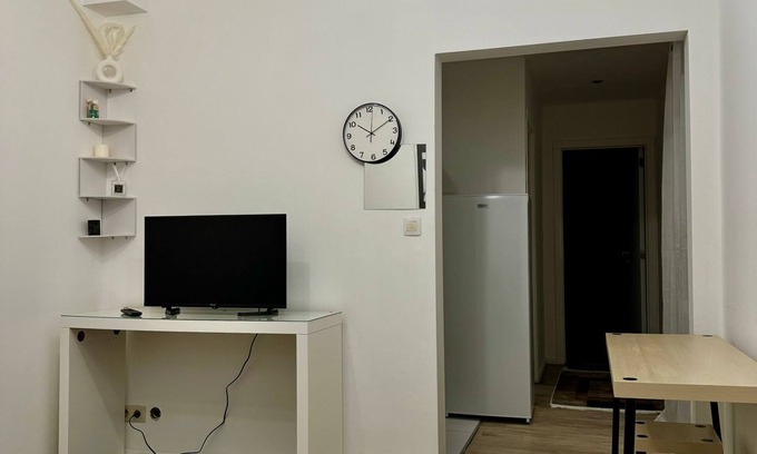 Sint-Jans-Molenbeek Apartamento | Nice apartment with WiFi in charming Anderlecht