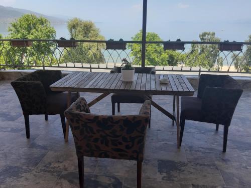 Pogradec Apartamento | Nice apartment with terrace and like view .