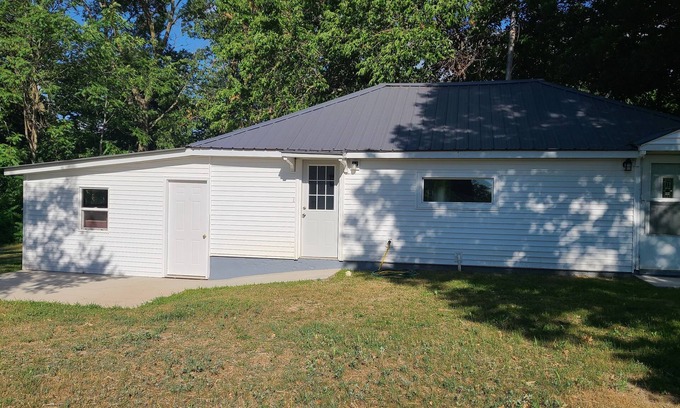 Warsaw Casa | Nice centrally located recently remodeled house with a double lot that sleeps 5