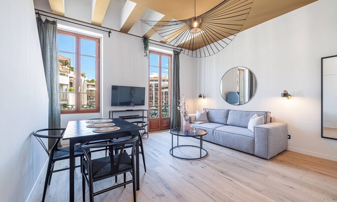 Quartier du Port Apartamento | Nice Duplex - Close to Place du Pin - A/C