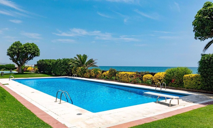 Sant Andreu de Llavaneres Apartamento | Hermoso apartamento para 6 personas con piscina, WIFI, TV, balcón y aparcamiento