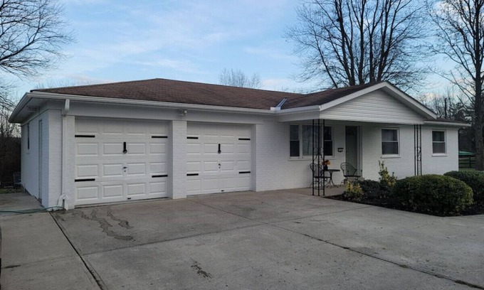 West Chester Casa | Nice Getaway Home with Hot Tub / Near all