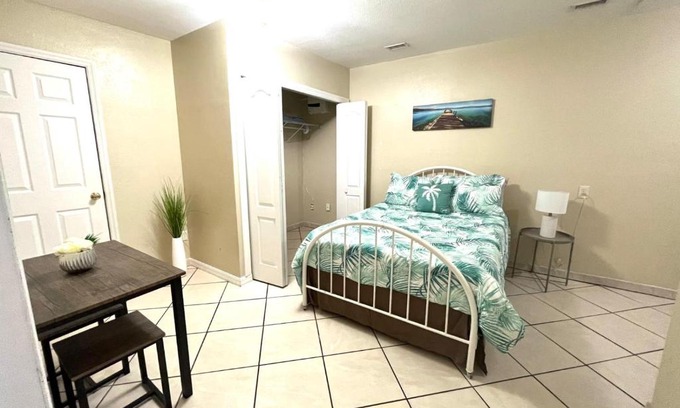 Orlando Apartamento | Nice space with separate entrance